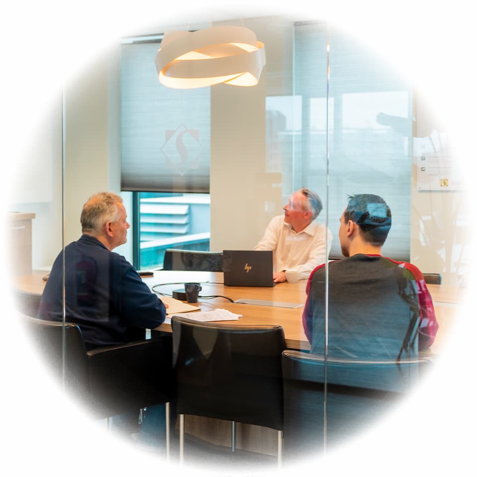 SoftTech adviesgesprek waarin benchmarkresultaten en verbeterkansen worden besproken SoftTech adviesgesprek waarin benchmarkresultaten en verbeterkansen worden besproken